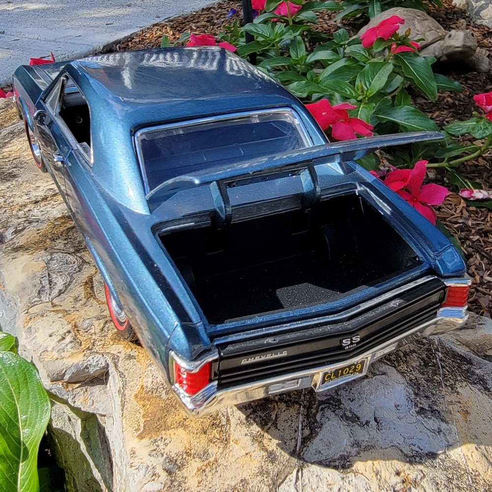 MOTORMAX ♡ 1967 Slate Blue Metallic Chevelle SS396 1:18 Scale Diecast Model - Picture 11 of 17